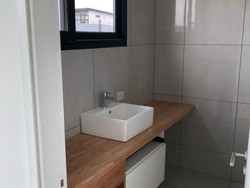 Casa de 5 ambientes   escritorio con cochera en venta en Puertos del Lago - Araucarias -  Escobar