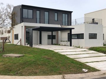 Casa de 5 ambientes   escritorio con cochera en venta en Puertos del Lago - Araucarias -  Escobar