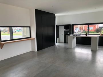 Casa de 5 ambientes   escritorio con cochera en venta en Puertos del Lago - Araucarias -  Escobar