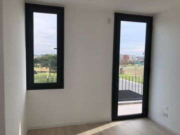 Casa de 5 ambientes   escritorio con cochera en venta en Puertos del Lago - Araucarias -  Escobar