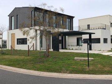 Casa de 5 ambientes   escritorio con cochera en venta en Puertos del Lago - Araucarias -  Escobar