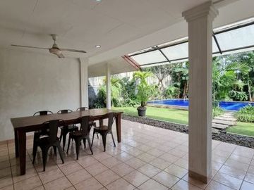 DIJUAL RUMAH LUAS dgn S.POOL di Jl KEMANG UTARA, JAKSEL