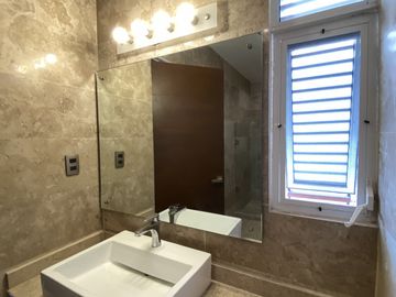 CASA EN LOMA DE GOLF PRIVADA TRES MARIAS
