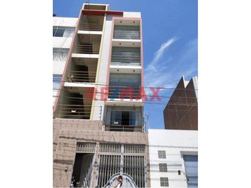¿Estás buscando el lugar ideal para vivir? ¡No busques más! Te presento este hermoso departamento en venta en la Urb. Monterrico Etapa II – ¡una oport