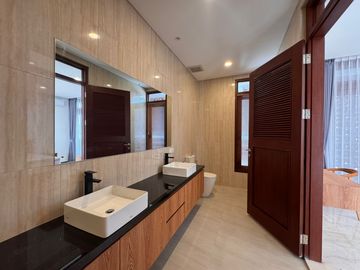 5 Bedroom Villa at Pererenan For Sale & Lease