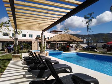 Casa de 3 rec. con alberca en condominio Fracc. Cumbre Tulipanes, Xochitepec, Mor.