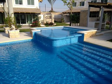 Casa de 3 rec. con alberca en condominio Fracc. Cumbre Tulipanes, Xochitepec, Mor.