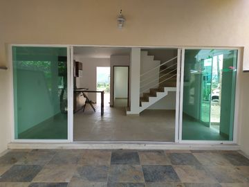 Casa de 3 rec. con alberca en condominio Fracc. Cumbre Tulipanes, Xochitepec, Mor.