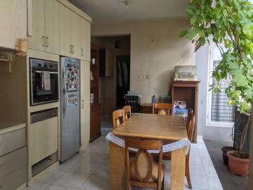 DIJUAL RUMAH KOST SANGAT BAGUS ADA KOLAM RENANGNYA DI GRIYALOKA BSD