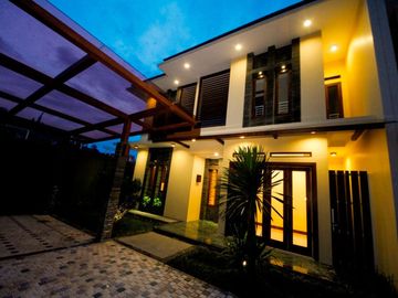 . Rumah Exclusive Asri di Ciumbuleuit ke HARRIS HOTEL AND CONVENTIONS 8 menit Harga Mulai 8M.