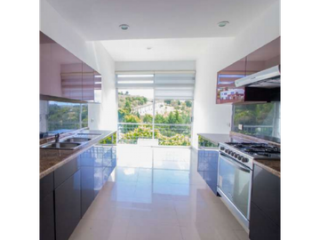 Residencia en Venta En Fracc. Cerrado en La Calera