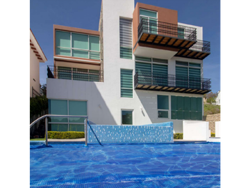 Residencia en Venta En Fracc. Cerrado en La Calera
