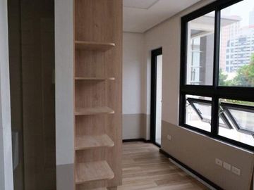 2-PARKING 4-BEDROOM OWN DRIVEWAY ELEVATOR HORSE SHOE QUEZON CITY