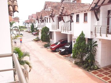 VENDO CASA EN QUINTAS DE MORELIA 3. CONJUNTO CERRADO.