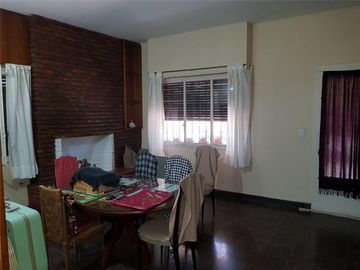 Venta de Chalet Zona La Quebrada, sobre Dastugue 2400.