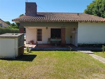 Venta de Chalet Zona La Quebrada, sobre Dastugue 2400.