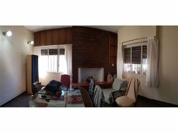 Venta de Chalet Zona La Quebrada, sobre Dastugue 2400.