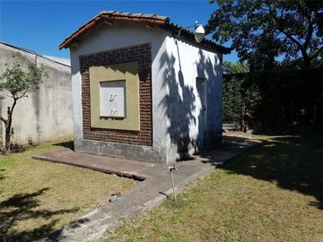 Venta de Chalet Zona La Quebrada, sobre Dastugue 2400.