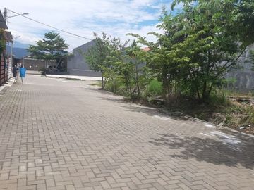 Rumah strategis dengan desain mewah dan harga minim