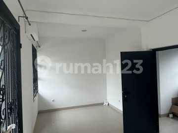Disewakan Rumah 2 Lantai Ada AC & Water Heater di Cluster Lunaire Salvia, Serpong Park