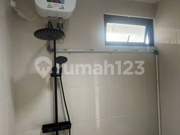 Disewakan Rumah 2 Lantai Ada AC & Water Heater di Cluster Lunaire Salvia, Serpong Park