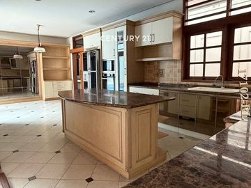 Dijual Rumah Terawat Lokasi Strategis Di Pondok Indah