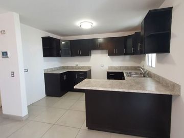 Se vende casa en Urbi Quinta del Cedro, Tijuana, B.C.