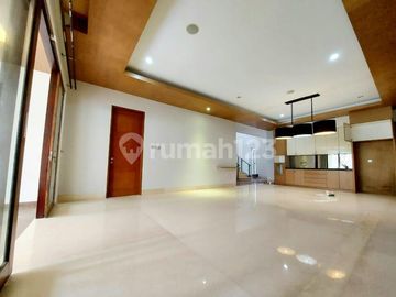 Rumah Istimewa 2 Lantai Ada Kolam Renang Dekat Akses Tol