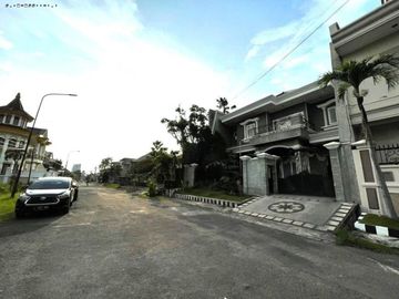 Rumah Dharmahusada Permai, Strategis Row 3 Mobil