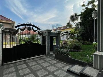 Rumah Dharmahusada Permai, Strategis Row 3 Mobil