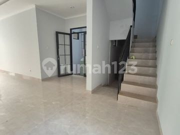 Hunian Premium Mampang - 3 Lantai, Desain Modern, Akses Strategis