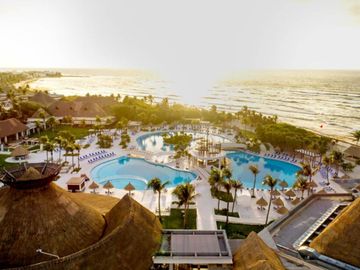 Hermosa y amplia casa en venta de dos niveles con piscina privada.