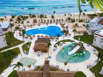 Hermosa y amplia casa en venta de dos niveles con piscina privada.