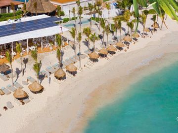 Hermosa y amplia casa en venta de dos niveles con piscina privada.