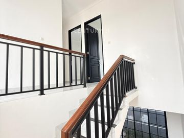 Rumah Brand New Di Mahagoni Park Graha Raya Bintaro