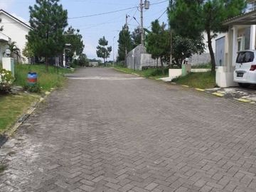 RUMAH SIAP HUNI CANTIK MEMPESONA BERFASILITAS CLUB HOUSE