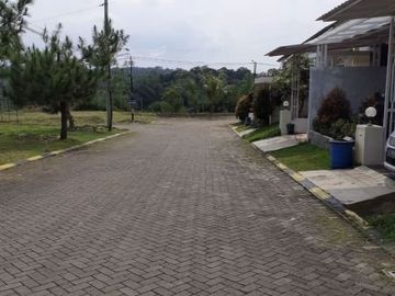 RUMAH SIAP HUNI CANTIK MEMPESONA BERFASILITAS CLUB HOUSE