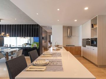 Departamento con cuarto de lavado y amenidades en residencial con campo de golf