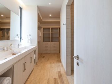 Departamento con cuarto de lavado y amenidades en residencial con campo de golf