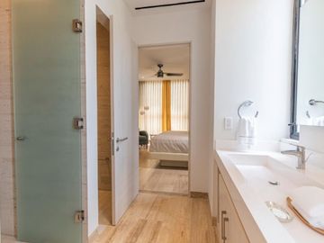 Departamento con cuarto de lavado y amenidades en residencial con campo de golf