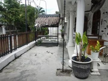 Rumah Mewah Hook di Kertajaya Indah Daerah Manyar