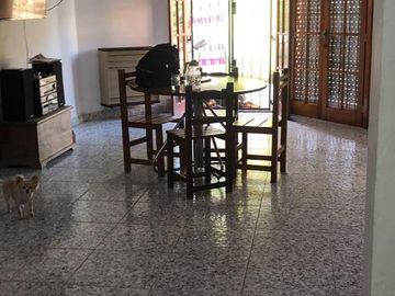 Casa en venta - 4 Dormitorios 3 Baños 2 Cocheras - 440Mts2 - Necochea