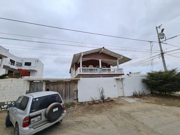 Linda casa rentera con vista al mar