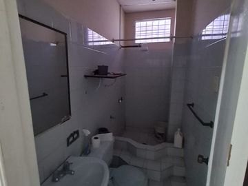 Linda casa rentera con vista al mar
