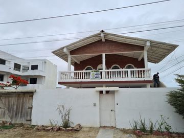 Linda casa rentera con vista al mar