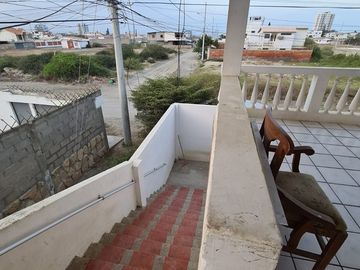 Linda casa rentera con vista al mar