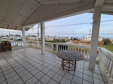 Linda casa rentera con vista al mar