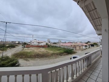 Linda casa rentera con vista al mar