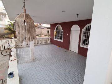 Linda casa rentera con vista al mar