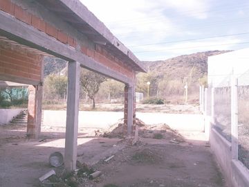 CHALET EN CONSTRUCCIÓN EN BARRIO CERRADO EL DORADO II. FRENTE AL RIO SAN ANTONIO Y A 10 MINUTOS DEL CENTRO DE VILLA CARLOS PAZ